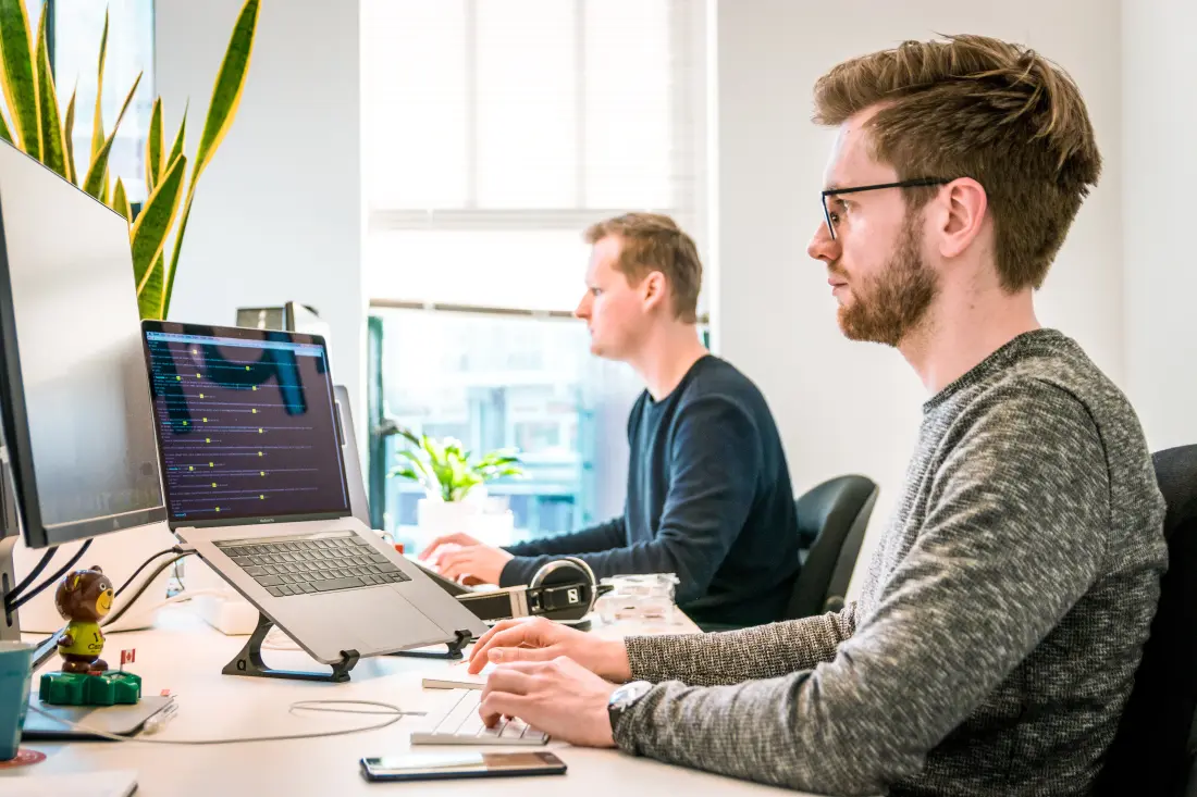 Conseiller Point Net accompagnant un client dans sa mise en conformité RGPD